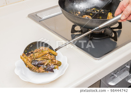[製作麻婆茄子，裝盤完成] 98444742