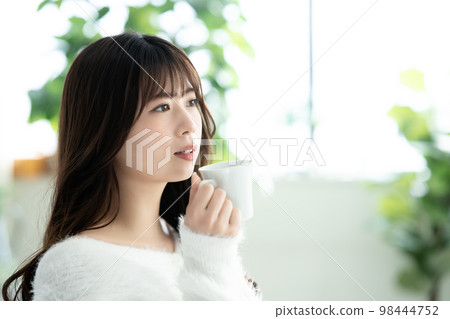 knitted woman drinking coffee 98444752