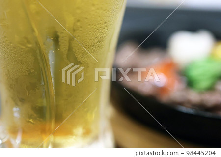晚間飲料中的啤酒杯特寫 晚間飲料中的啤酒杯特寫 98445204