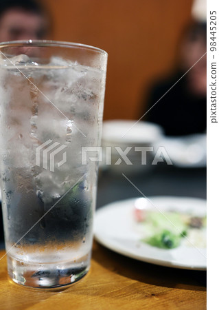 泡盛酒杯和酒會桌 泡盛酒杯和酒會桌 98445205