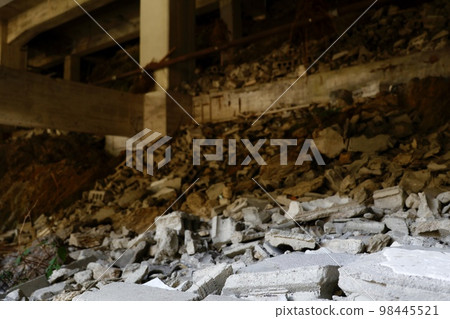 A large amount of discarded concrete blocks 98445521