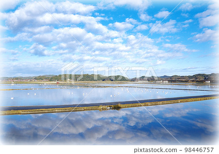 A composition in which the sky is reflected on the water surface of the winter paddy field at Swan's Roost 98446757