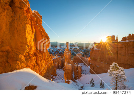 Hike in winter Bryce 98447274