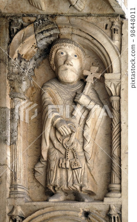 Saint Peter the apostle, bass relief by followers of Wiligelmo, Princes Gate, Modena Cathedral, Italy Saint Peter the apostle, bass relief by followers of Wiligelmo, Princes Gate, Modena Cathedral, Italy 98448011