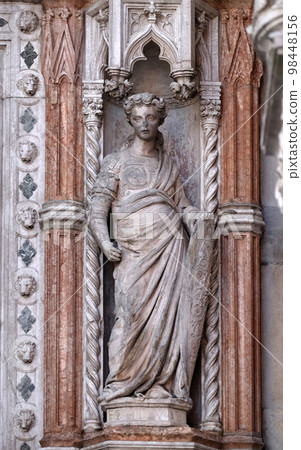 Statue on the Porta della Carta, detail of the Doge Palace, St. Mark Square, Venice, Italy 98448156