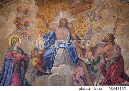 Christ in glory, bezel greater arch, the facade of the Basilica San Marco, St. Mark's Square, Venice, Italy 98448165