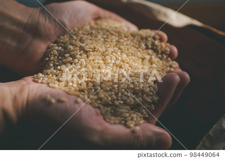 Brown rice Brown rice 98449064
