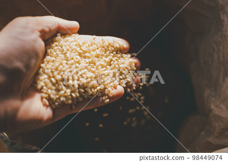 Brown rice Brown rice 98449074