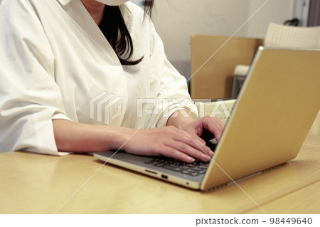 Woman working on a laptop 98449640