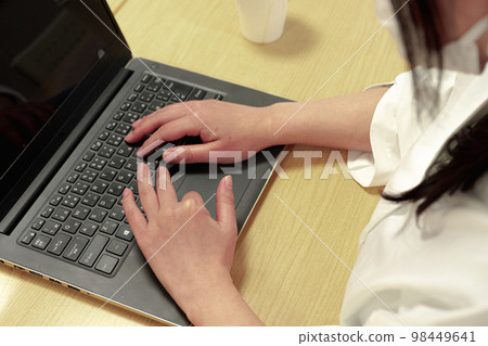 在筆記本電腦上工作的女士 98449641