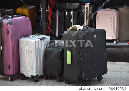 loading luggage on bus 98450984