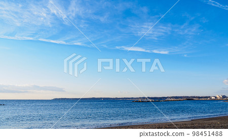 Sea of early spring 98451488