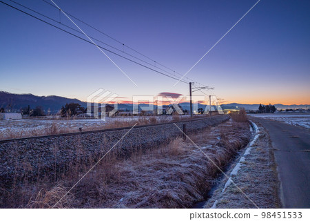 [Dawn] Scenery along the Oito Line [Joban, Omachi City] 98451533