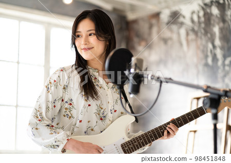 年輕女子肖像（聲樂和電吉他） 98451848