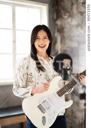 年輕女子肖像（聲樂和電吉他） 98451856