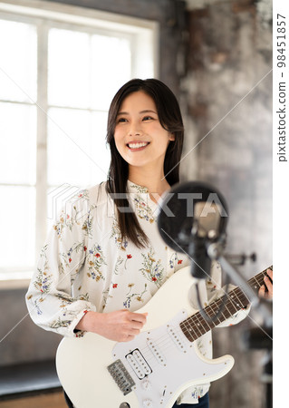 年輕女子肖像(聲樂和電吉他) 年輕女子肖像(聲樂和電吉他) 98451857