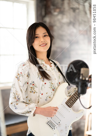 年輕女子肖像(聲樂和電吉他) 年輕女子肖像(聲樂和電吉他) 98451858
