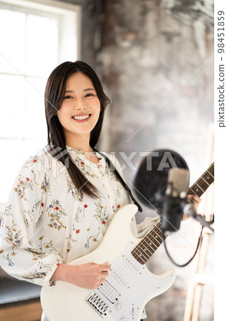 年輕女子肖像(聲樂和電吉他) 年輕女子肖像(聲樂和電吉他) 98451859