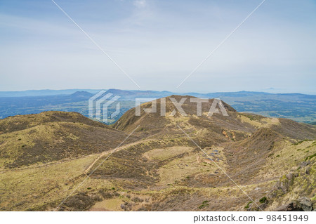 Kokonoe mountain range scenery 98451949