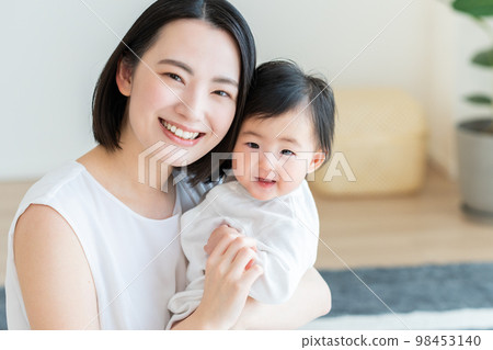 嬰兒和年輕的媽媽 嬰兒和年輕的媽媽 98453140