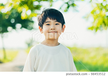 走在郊區的微笑的男孩 走在郊區的微笑的男孩 98453512