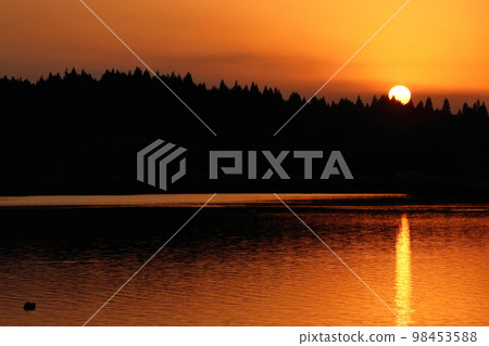 The setting sunset The setting sunset 98453588