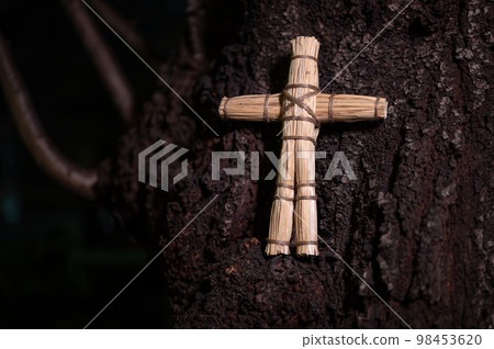 樹上的草娃娃 98453620