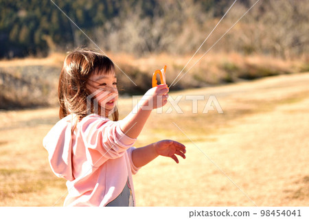 河床上放風箏的女孩 河床上放風箏的女孩 98454041