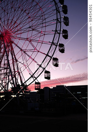 在黃昏的摩天輪 在黃昏的摩天輪 98454301