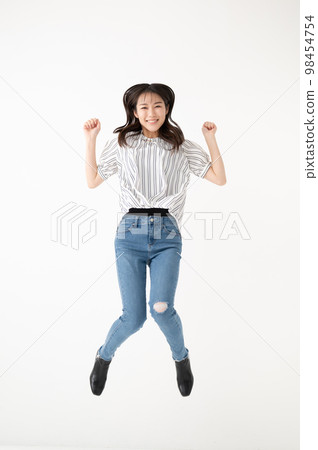 跳躍的年輕女子 98454754