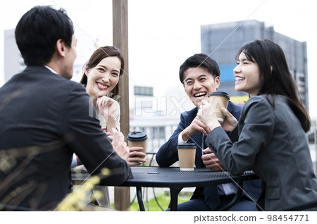 Male and female office workers talking on the roof of the company 98454771