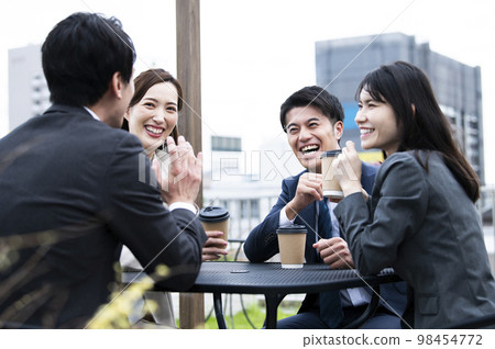Male and female office workers talking on the roof of the company 98454772