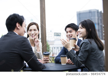 Male and female office workers talking on the roof of the company 98454774