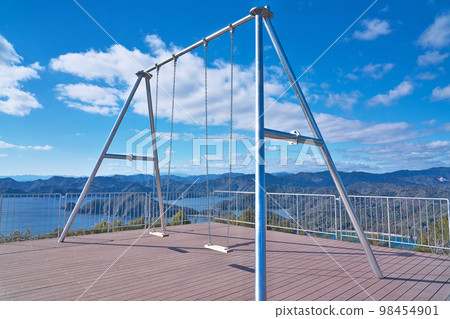 [Swing with a superb view of Tachibana Observatory] Dogyugama, Minamiise-cho, Watarai-gun, Mie Prefecture 98454901