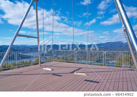 [Swing with a superb view of Tachibana Observatory] Dogyugama, Minamiise-cho, Watarai-gun, Mie Prefecture 98454902