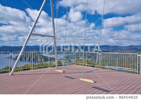 [Swing with a superb view of Tachibana Observatory] Dogyugama, Minamiise-cho, Watarai-gun, Mie Prefecture 98454910