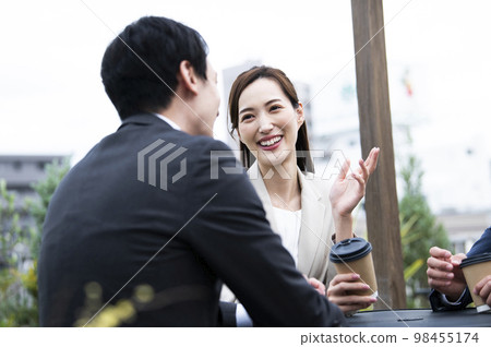 一個穿著西裝聊天的女人 98455174