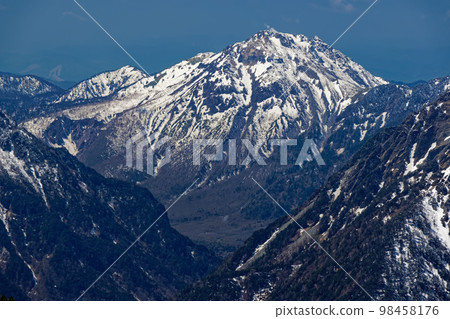 從北阿爾卑斯的長嶽山看到殘雪的燒岳 98458176