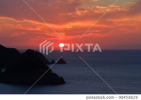 從中鳥島展望台眺望東海地平線的夕陽 從中鳥島展望台眺望東海地平線的夕陽 98458829