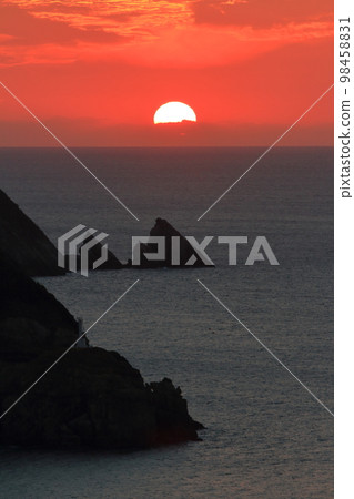 中鳥島落入東海海平線時的大而美麗的日落景色 98458831