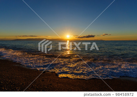 Sun climbs from the sea Sun climbs from the sea 98458972