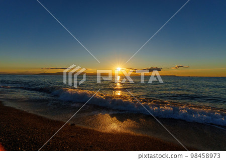 Sun climbs from the sea Sun climbs from the sea 98458973