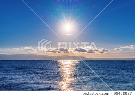 Sun climbs from the sea Sun climbs from the sea 98458987