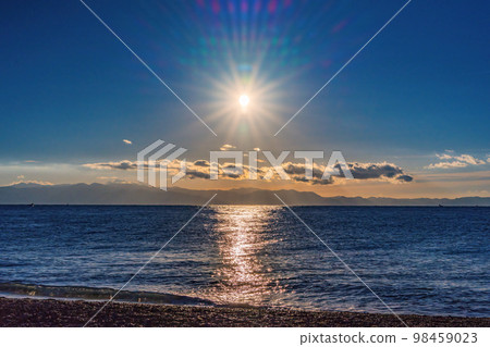 Sun climbs from the sea Sun climbs from the sea 98459023