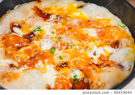 燒焦和膨化的麻糬披薩 燒焦和膨化的麻糬披薩 98459044