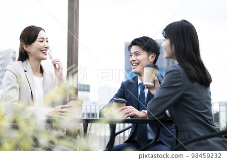 Male and female office workers talking on the roof of the company 98459232