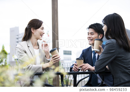 Male and female office workers talking on the roof of the company Male and female office workers talking on the roof of the company 98459233