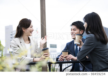 男女上班族在公司樓頂聊天 98459234