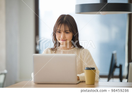 young woman using a computer 98459286