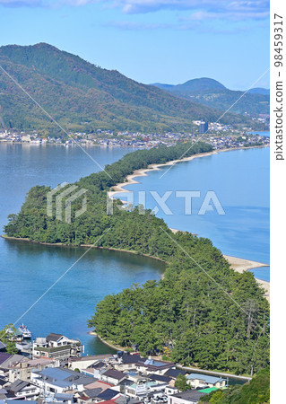 ``Scenic spot Amanohashidate'' that shines in the blue sky and blue sea ``Scenic spot Amanohashidate'' that shines in the blue sky and blue sea 98459317